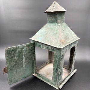 Lanterne avec patine verte, marquée par le temps, métal écaillé