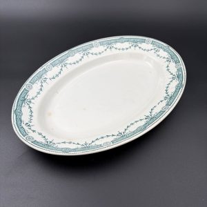 Plat ovale en porcelaine de la marque Moulin des Loups avec motifs bleu-vert