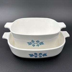 Duo de plats à grâtin en porcelaine de la marque Moulin des Loups avec motifs bleu-vert en forme de feuilles