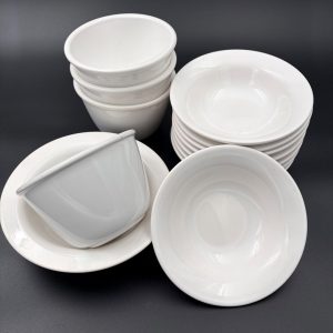 Ensemble de bols et assiettes en porcelaine